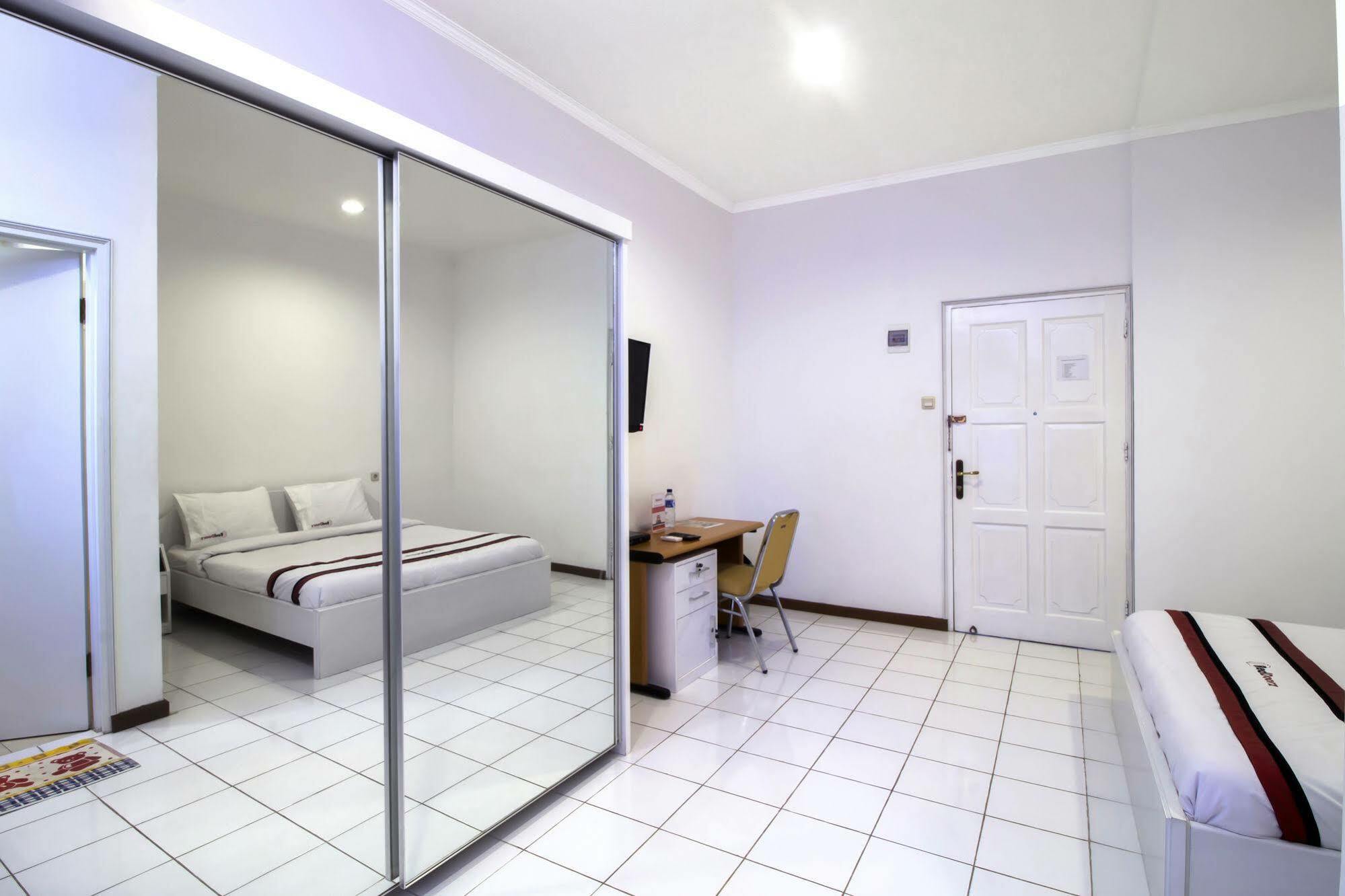 Reddoorz Plus @ Tendean Jakarta Exteriér fotografie